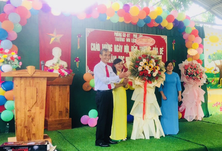 Đại diện lãnh đâoj ông Nguyễn Văn Sáu trao lãng hoa tại Trường Mầm Non Lộc Thuỷ