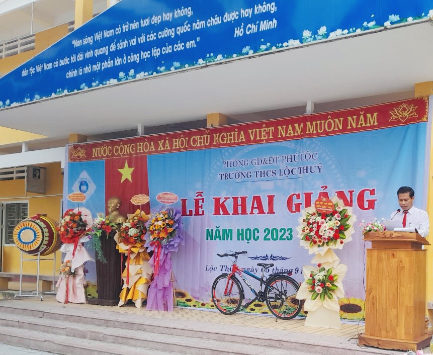 Đại diện lãnh đạo ông Nguyễn Văn Hoàng đọc thư chúc mừng của chủ tịch nước